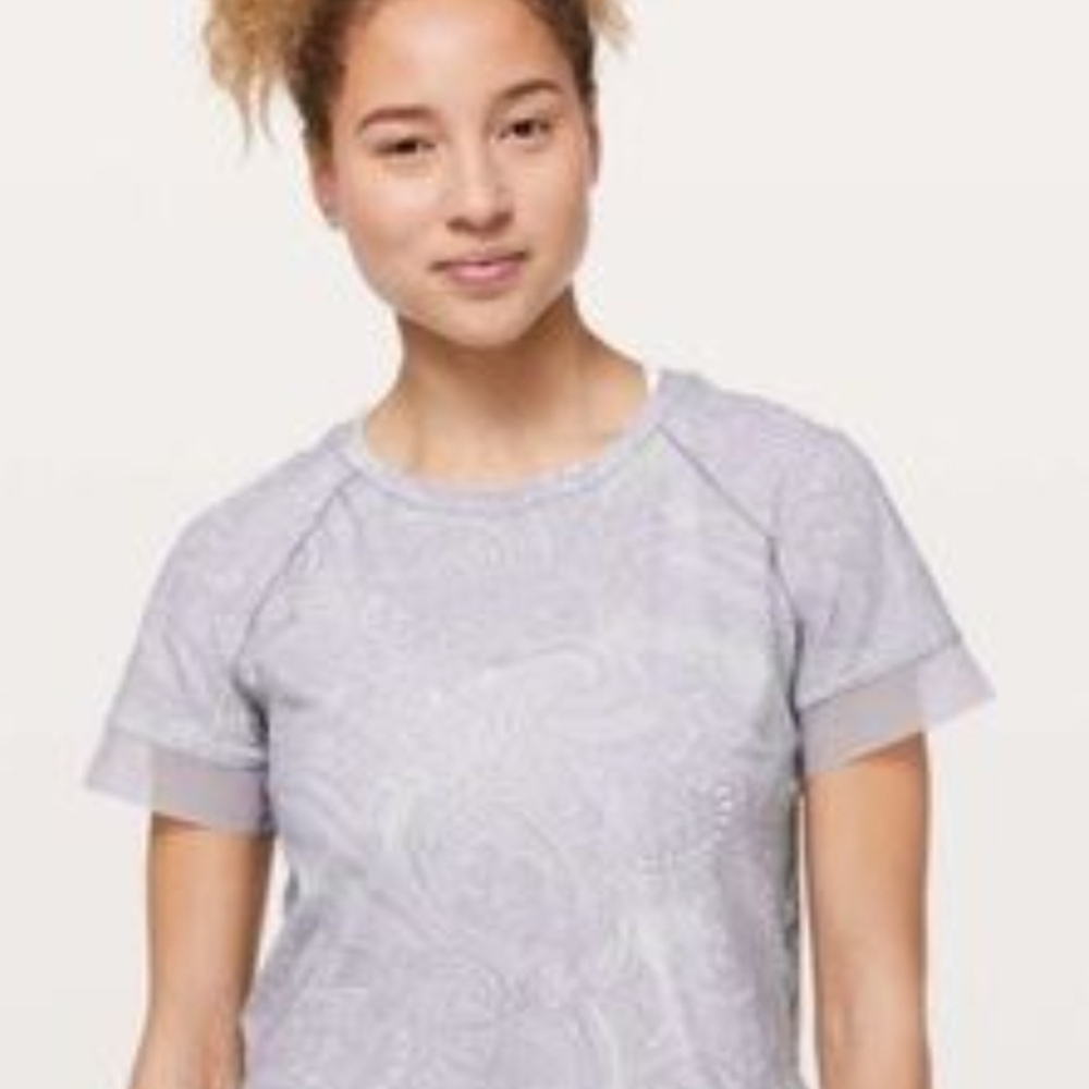 Lululemon Athletica Stripe And side Gray Paisley Short Sleeve Tee